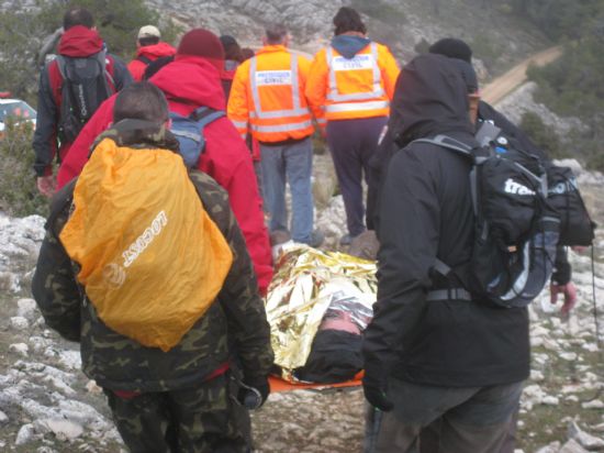 PROTECCIN CIVIL TOTANA COLABORA EN EL RESCATE DE UN SENDERISTA QUE SE HABA FRACTURADO UNA PIERNA EN EL MORRN CHICO, A 1.500 METROS DE ALTITUD