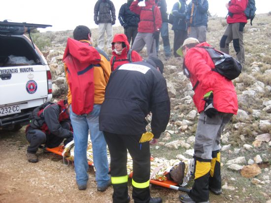 PROTECCIN CIVIL TOTANA COLABORA EN EL RESCATE DE UN SENDERISTA QUE SE HABA FRACTURADO UNA PIERNA EN EL MORRN CHICO, A 1.500 METROS DE ALTITUD