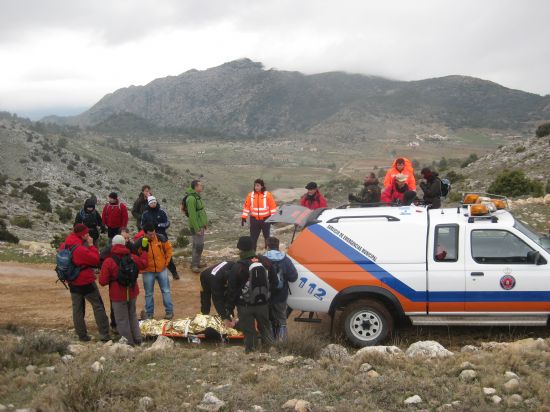 PROTECCIN CIVIL TOTANA COLABORA EN EL RESCATE DE UN SENDERISTA QUE SE HABA FRACTURADO UNA PIERNA EN EL MORRN CHICO, A 1.500 METROS DE ALTITUD