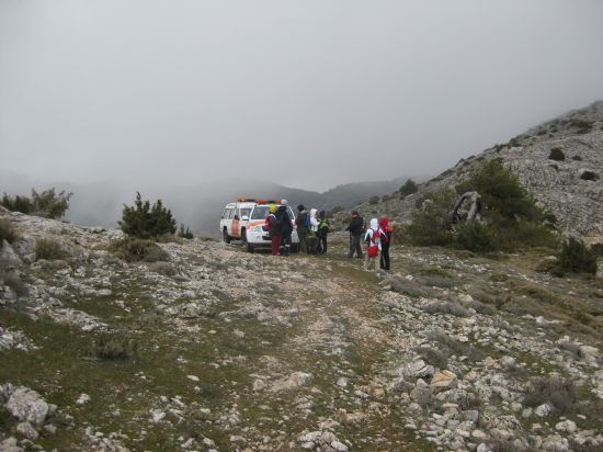 PROTECCIN CIVIL TOTANA COLABORA EN EL RESCATE DE UN SENDERISTA QUE SE HABA FRACTURADO UNA PIERNA EN EL MORRN CHICO, A 1.500 METROS DE ALTITUD