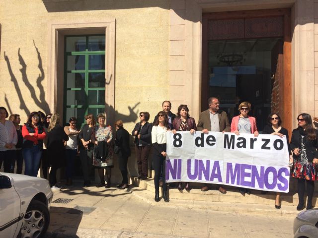 El Ayuntamiento de Totana se suma al paro simblico para protestar por el desempleo femenino y en solidaridad con las mujeres que sufren violencia de gnero con motivo Da Internacional de la Mujer