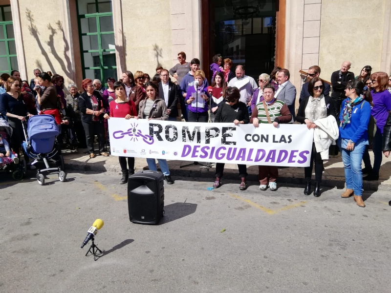 Vdeo. Se celebra una concentracin reivindicativa dando lectura al manifiesto con motivo de la celebracin del Da Internacional de la Mujer, hoy 8-M 