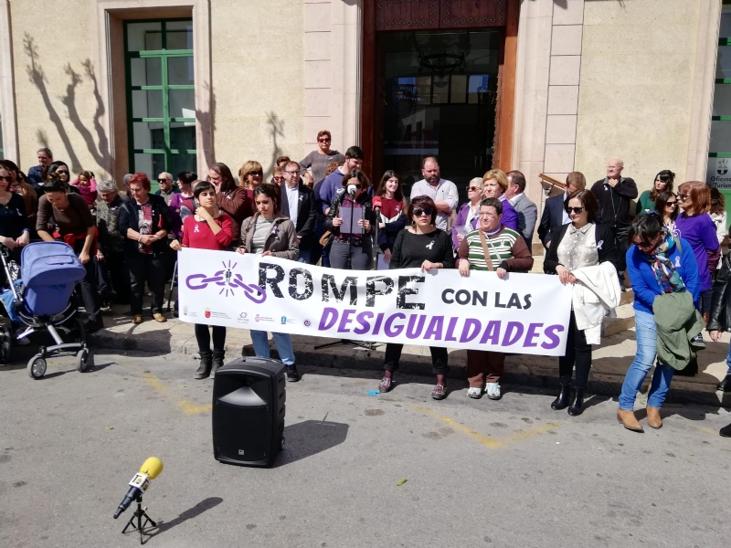 Vdeo. Se celebra una concentracin reivindicativa dando lectura al manifiesto con motivo de la celebracin del Da Internacional de la Mujer, hoy 8-M 