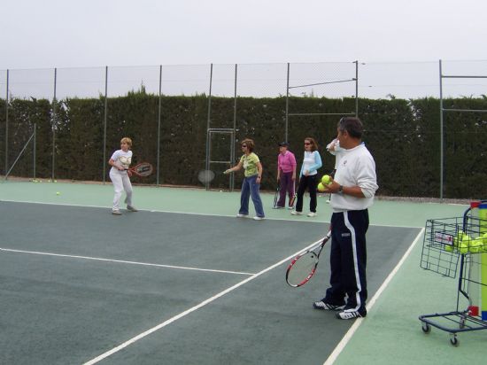 LA CONCEJAL DE MUJER E IGUALDAD DE OPORTUNIDADES ENTREGA LOS DIPLOMAS A LAS ONCE MUJERES QUE HAN REALIZADO EL CURSO BSICO DE TENIS