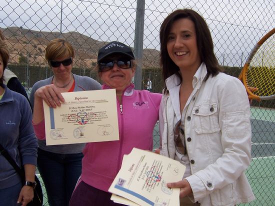 LA CONCEJAL DE MUJER E IGUALDAD DE OPORTUNIDADES ENTREGA LOS DIPLOMAS A LAS ONCE MUJERES QUE HAN REALIZADO EL CURSO BSICO DE TENIS