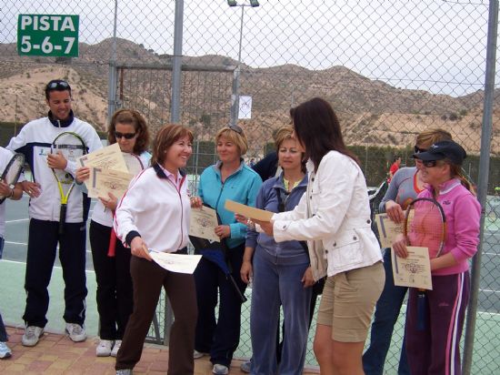 LA CONCEJAL DE MUJER E IGUALDAD DE OPORTUNIDADES ENTREGA LOS DIPLOMAS A LAS ONCE MUJERES QUE HAN REALIZADO EL CURSO BSICO DE TENIS