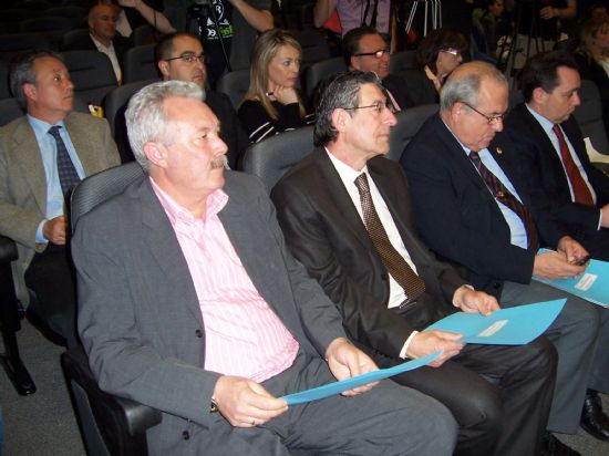 LOS CONSEJEROS DE CULTURA Y ECONOMA ENTREGAN AL ALCALDE DE TOTANA LOS DOCUMENTOS DIGITALIZADOS DE LA TERCERA FASE DEL PROYECTO CARMES DATADOS DEL SIGLO XVII 