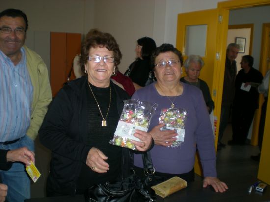 LOS CENTROS MUNICIPALES DE PERSONAS MAYORES DE LA LOCALIDAD REPARTEN MÁS DE 1.200 BOLSAS DE CARAMELOS ENTRE SUS SOCIOS CON MOTIVO DE CELEBRACIÓN DE LA SEMANA SANTA