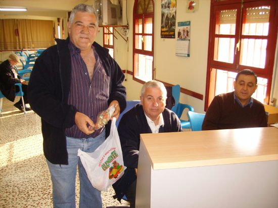 LOS CENTROS MUNICIPALES DE PERSONAS MAYORES DE LA LOCALIDAD REPARTEN MÁS DE 1.200 BOLSAS DE CARAMELOS ENTRE SUS SOCIOS CON MOTIVO DE CELEBRACIÓN DE LA SEMANA SANTA