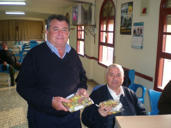 LOS CENTROS MUNICIPALES DE PERSONAS MAYORES DE LA LOCALIDAD REPARTEN MÁS DE 1.200 BOLSAS DE CARAMELOS ENTRE SUS SOCIOS CON MOTIVO DE CELEBRACIÓN DE LA SEMANA SANTA