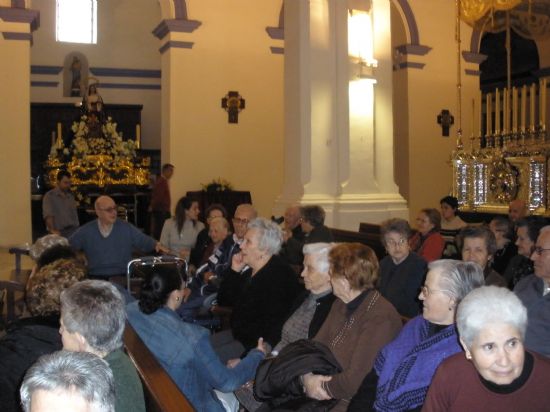 LOS USUARIOS Y PROFESIONALES DE LOS SERVICIOS DE ESTANCIAS DIURNAS DE LA LOCALIDAD VISITAN LA PARROQUIA DE SANTIAGO PARA VER LOS TRONOS DE LA SEMANA SANTA 