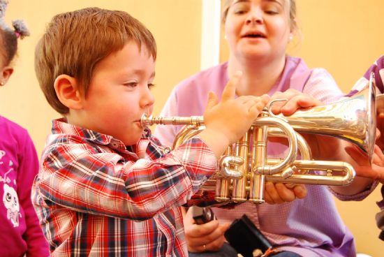 LOS ALUMNOS DE LA ESCUELA INFANTIL "CARMEN BARÓ" SE ADENTRAN EN LA SEMANA SANTA DE TOTANA A TRAVÉS DE LAS BANDAS DE CORNETAS Y TAMBORES