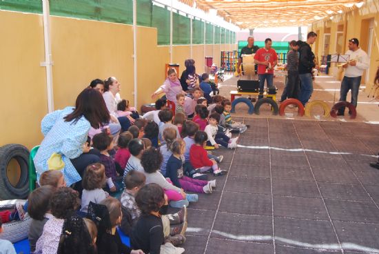 LOS ALUMNOS DE LA ESCUELA INFANTIL "CARMEN BARÓ" SE ADENTRAN EN LA SEMANA SANTA DE TOTANA A TRAVÉS DE LAS BANDAS DE CORNETAS Y TAMBORES