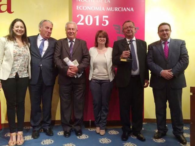 Autoridades municipales asisten a los Premios Mercurio, en cuyo acto se hace entrega del galardn a la Exportacin a la empresa Agrcola Santa Eulalia de Lbor