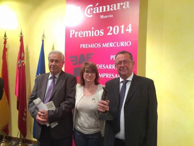 Autoridades municipales asisten a los Premios Mercurio, en cuyo acto se hace entrega del galardn a la Exportacin a la empresa Agrcola Santa Eulalia de Lbor