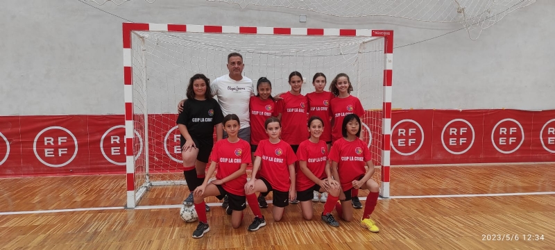 El equipo alevín femenino de Fútbol Sala del CEIP La Cruz se clasifica para la Final Regional Escolar, que se disputará en Molina de Segura