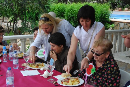 ARRANCAN LAS FIESTAS DE LAS PERSONAS MAYORES CON UNA CONVIVENCIA EN LA SIERRA DE LOS USUARIOS DE LOS CENTROS DE DÍA DE LA PLAZA DE LA BALSA VIEJA Y EL SERVICIO DE ESTANCIAS DIURNAS PARA PERSONAS CON ALZHEIMER