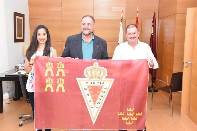 Deportes repartirá mañana 9 de junio, en el Polideportivo Municipal "6 de Diciembre", las 100 entradas que el Real Murcia CF ha regalado en agradecimiento por la iniciativa #balconesgranas