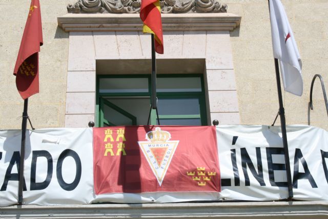 Deportes repartir maana 9 de junio, en el Polideportivo Municipal 6 de Diciembre, las 100 entradas que el Real Murcia CF ha regalado en agradecimiento por la iniciativa #balconesgranas