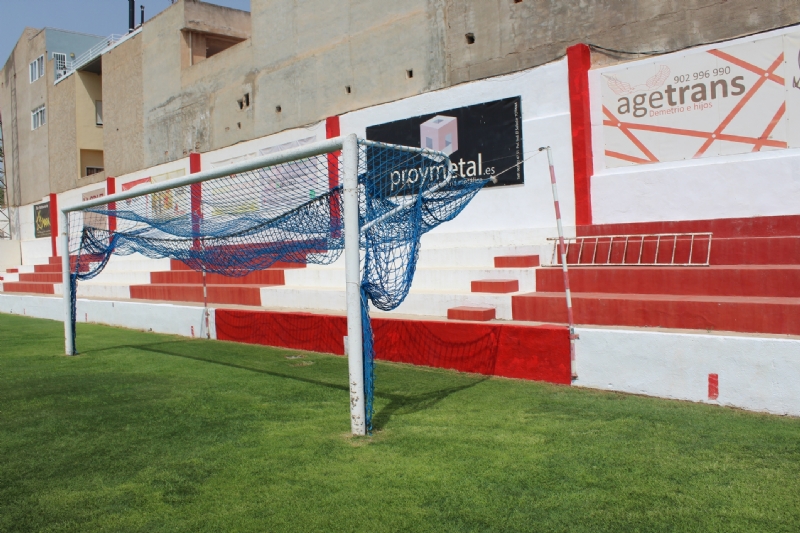 La Concejalía de Deportes repinta el recinto interior del estadio municipal "Juan Cayuela" y realiza trabajos de mantenimiento durante el confinamiento