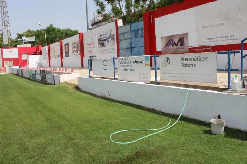 La Concejalía de Deportes repinta el recinto interior del estadio municipal "Juan Cayuela" y realiza trabajos de mantenimiento durante el confinamiento