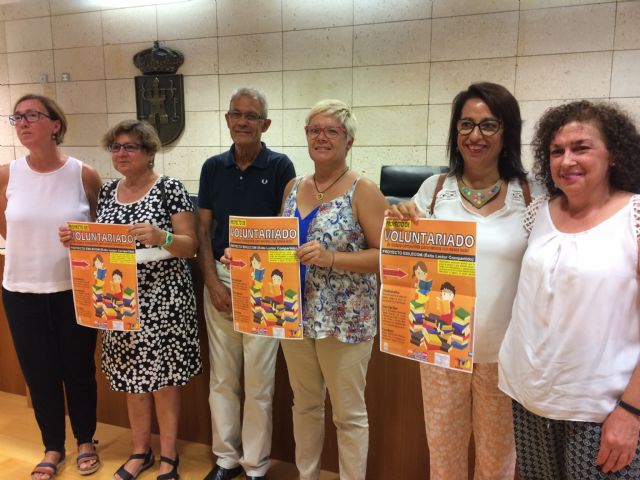Vdeo. La Biblioteca Municipal Mateo Garca promueve un proyecto pionero de voluntariado de lectura compartida para menores con retraso lector