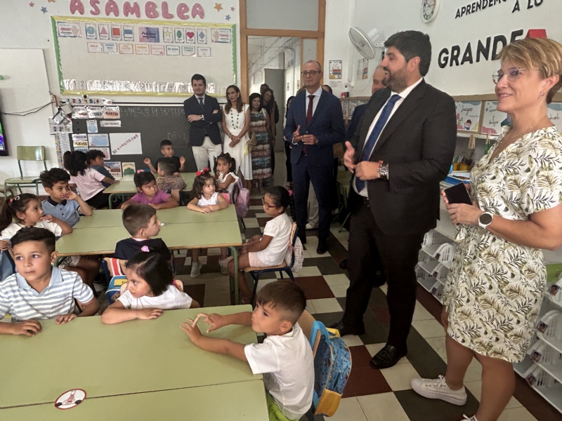 El presidente de la Comunidad Autónoma visita el CEIP Santa Eulalia para conocer el resultado de las obras de climatización del centro coincidiendo con la apertura del curso escolar 2025/26
