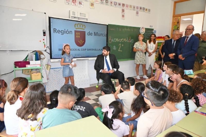El presidente de la Comunidad Autónoma visita el CEIP Santa Eulalia para conocer el resultado de las obras de climatización del centro coincidiendo con la apertura del curso escolar 2025/26