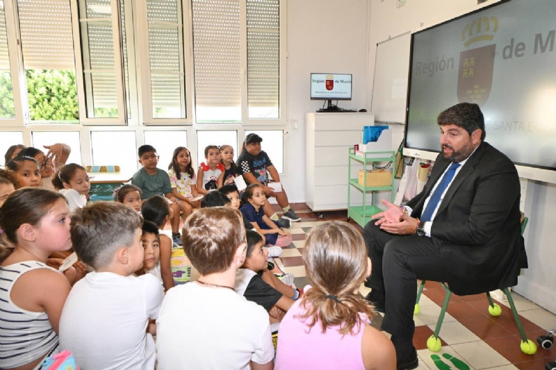 El presidente de la Comunidad Autónoma visita el CEIP Santa Eulalia para conocer el resultado de las obras de climatización del centro coincidiendo con la apertura del curso escolar 2025/26