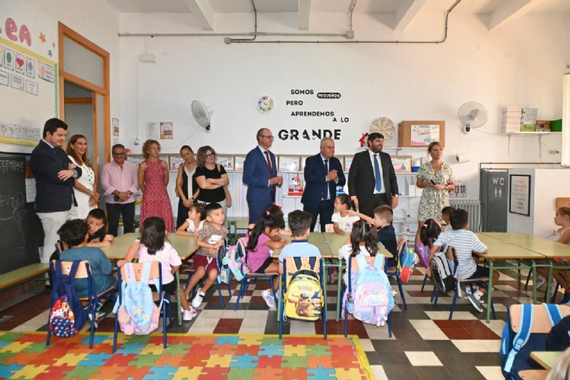 El presidente de la Comunidad Autónoma visita el CEIP Santa Eulalia para conocer el resultado de las obras de climatización del centro coincidiendo con la apertura del curso escolar 2025/26
