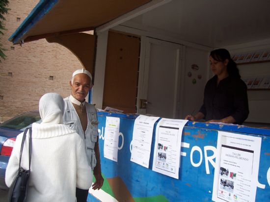 EL SERVICIO MUNICIPAL DE INMIGRACIÓN INSTALA UN PUNTO DE INFORMACIÓN MÓVIL PARA DAR A CONOCER LOS RECURSOS MUNICIPALES EXISTENTES PARA LOS INMIGRANTES Y DIFUNDIR LAS ACTIVIDADES ENMARCADAS EN EL "OCTUBRE INTERCULTURAL"