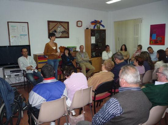 AUTORIDADES MUNICIPALES INFORMAN A LOS FAMILIARES DE USUARIOS DEL CENTRO DE DÍA PARA PERSONAS CON DISCAPACIDAD "JOSÉ MOYÁ TRILLA" DE LAS LÍNEAS DE TRABAJO PREVISTAS PARA EL NUEVO CURSO 2011/12