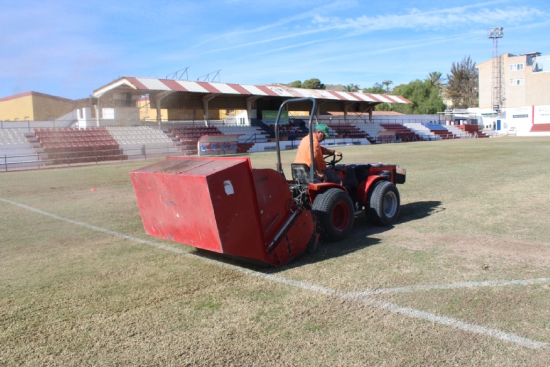 Se realizan los trabajos de resiembra y regeneración del césped natural del campo de fútbol municipal "Juan Cayuela"