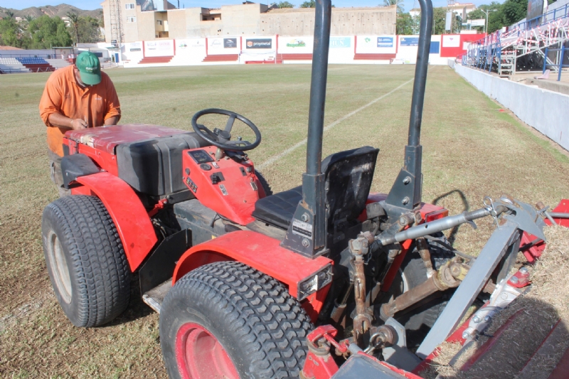 Se realizan los trabajos de resiembra y regeneración del césped natural del campo de fútbol municipal "Juan Cayuela"