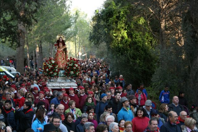 Varios miles de personas acompaan la imagen de Santa Eulalia en su tradicional romera de bajada a Totana en un gran ambiente festivo