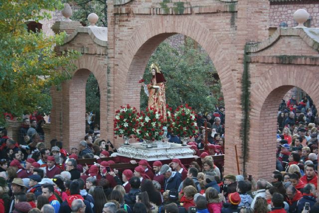Varios miles de personas acompaan la imagen de Santa Eulalia en su tradicional romera de bajada a Totana en un gran ambiente festivo