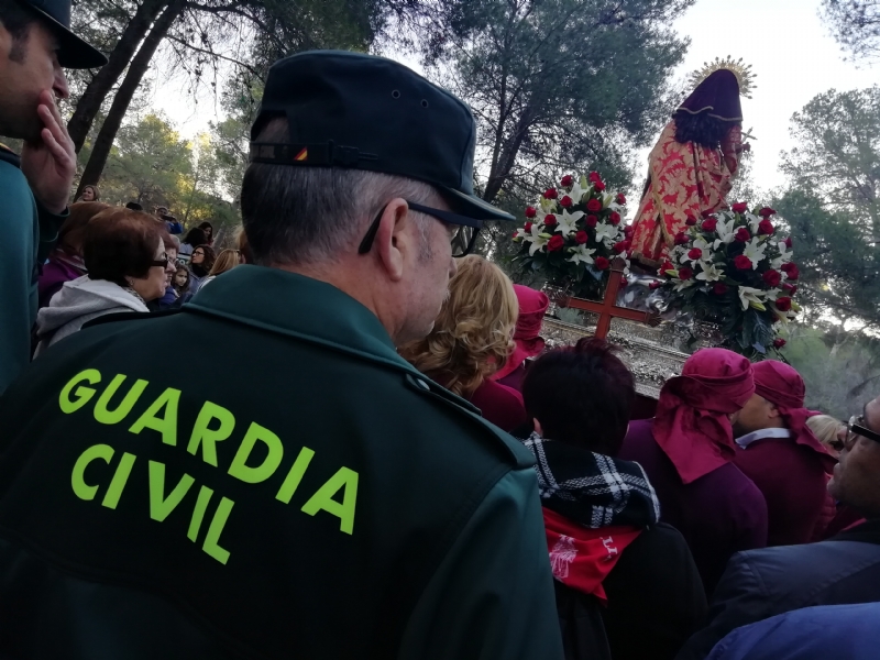 Varias miles de personas acompaan la imagen de Santa Eulalia en su tradicional romera de bajada a Totana en un gran ambiente festivo
