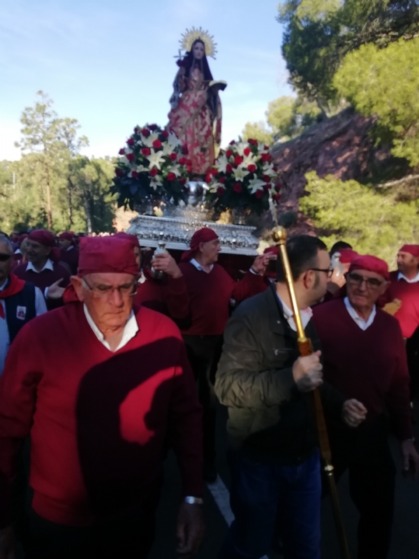 Varias miles de personas acompaan la imagen de Santa Eulalia en su tradicional romera de bajada a Totana en un gran ambiente festivo