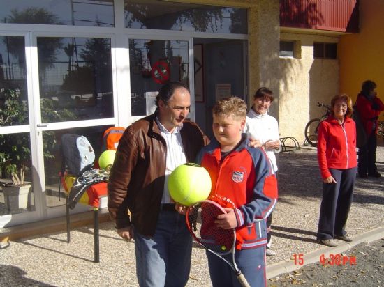 MS DE 60 DEPORTISTAS PARTICIPAN EN LA SEGUNDA EDICIN DEL CAMPEONATO RAQUETA NAVIDEA, CELEBRADO POR LA ESCUELA DE TENIS DEL CLUB DEPORTIVO SIERRA ESPUA EN EL PABELLN MUNICIPAL 5 DE DICIEMBRE 