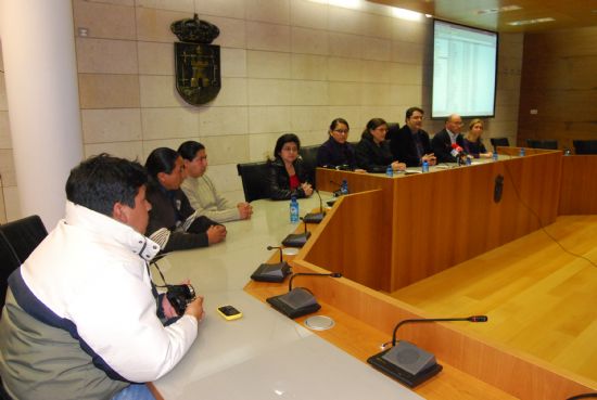 EL EDIL DE BIENESTAR SOCIAL E INMIGRACIÓN RECIBE A LOS RESPONSABLES DEL PROYECTO DE CODESARROLLO CAÑAR-MURCIA EN EL QUE EL AYUNTAMIENTO DE TOTANA TRABAJA PARA ESTRECHAR LAZOS ENTRE ECUADOR Y EL MUNICIPIO