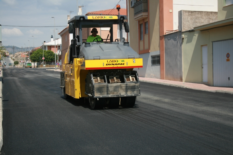 VDEO. Las obras de pavimentacin de la calle Moratalla finalizan esta semana; y las de renovacin de las redes de abastecimiento y saneamiento en la calle Sucre se prolongarn dos meses