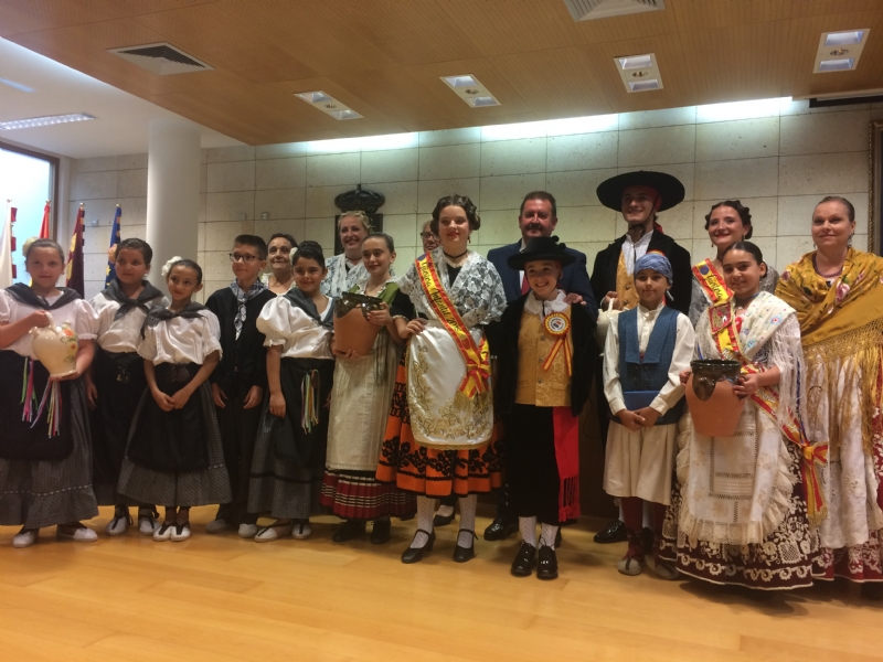Autoridades municipales ofrecen una recepcin institucional a los grupos participantes en el IX Festival Folklrico y Desfile Costumbrista de Totana