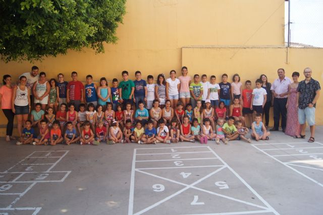 Un centenar de menores participan esta quincena en el programa de escuelas de verano Holidays 3.0 que se desarrolla en los colegios Santiago y Tierno Galvn 