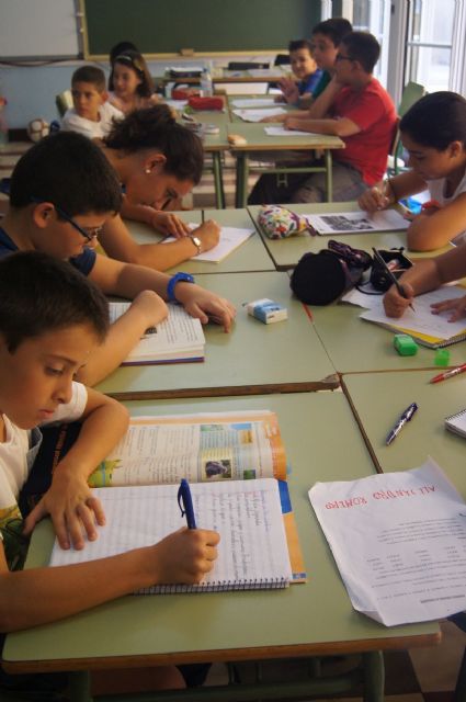 Un centenar de menores participan esta quincena en el programa de escuelas de verano Holidays 3.0 que se desarrolla en los colegios Santiago y Tierno Galvn 