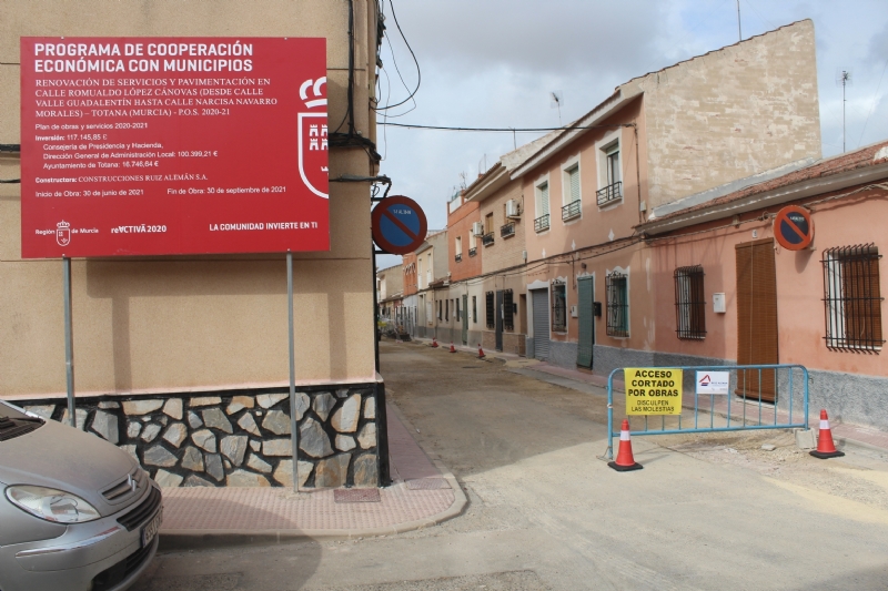 Video. Continan a buen ritmo las obras de renovacin de los servicios y pavimentacin en la calle Romualdo Lpez Cnovas, que quedar como va con plataforma nica