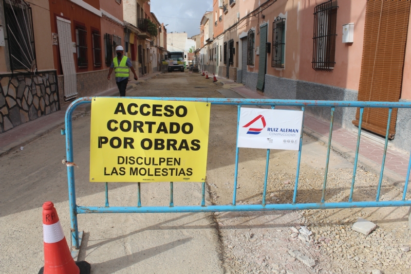 En los prximos das finalizarn las obras de renovacin de servicios y adoquinado mediante plataforma nica en la calle Romualdo Lpez Cnovas