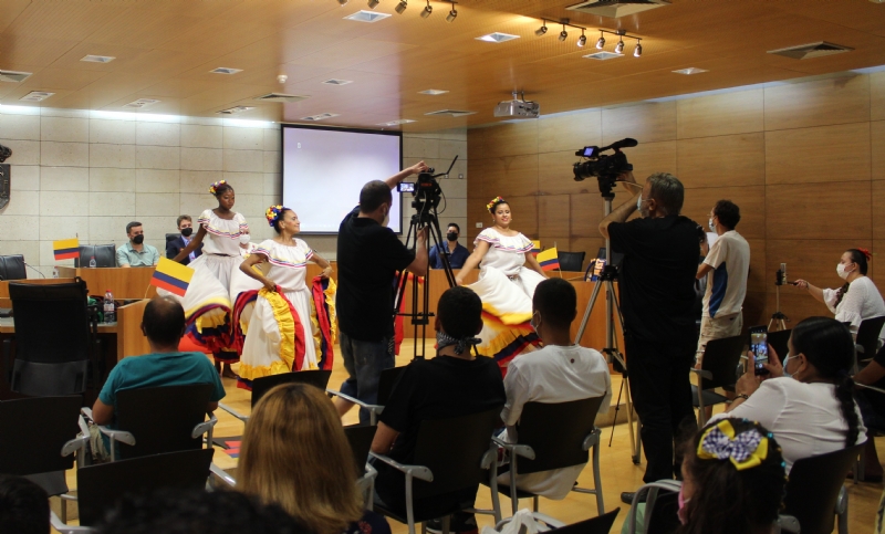 Celebran el nacimiento del Estado Colombiano Independiente a travs de la representacin de bailes y danzas tradicionales 