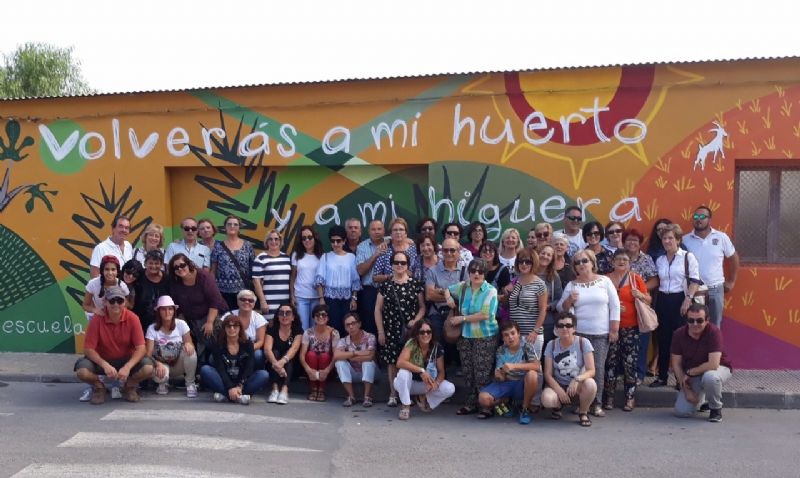 Cincuenta personas participan en la visita a Orihuela para participar en la Ruta Hernandiana con motivo del 75 aniversario de la muerte del poeta Miguel Hernndez