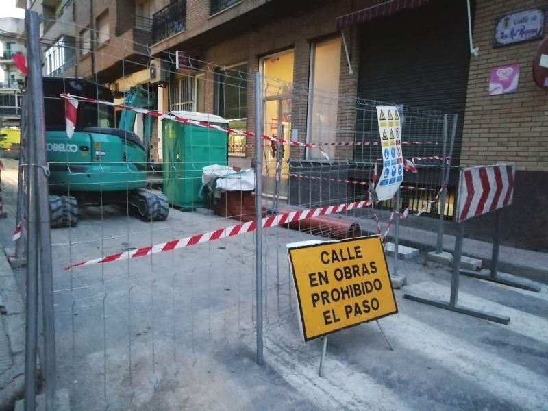 Se ejecutan las obras de renovacin de un tramo de la red de alcantarillado de la calle Jos Antonio Requena de esta localidad