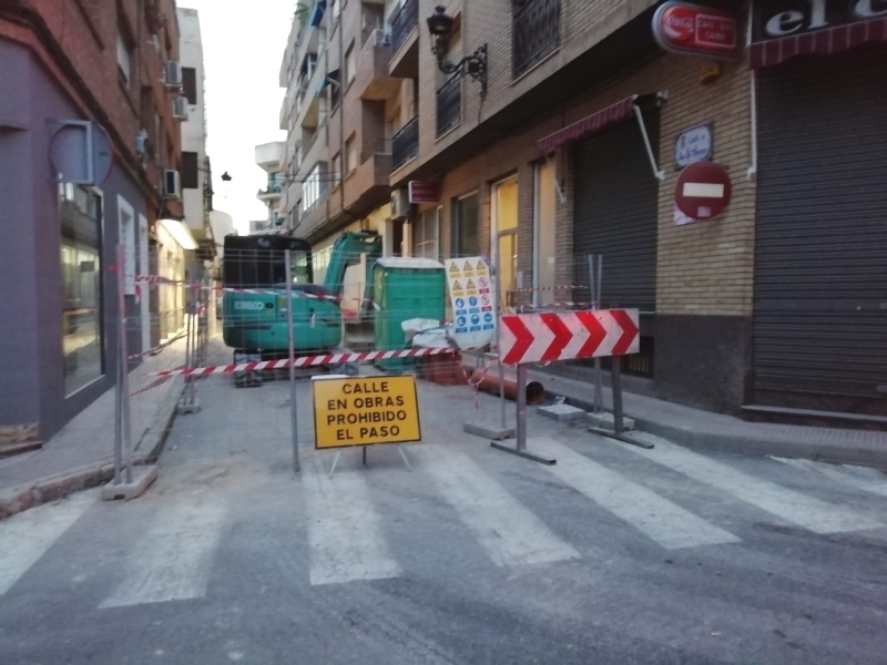 Se ejecutan las obras de renovacin de un tramo de la red de alcantarillado de la calle Jos Antonio Requena de esta localidad